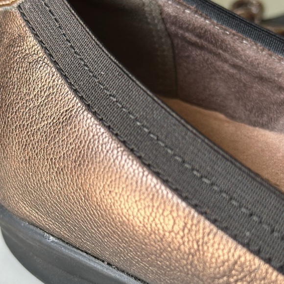 Clarks Artisan Bronze Leather Bow Ballet Flat Cap Toe Comfort Women's 7 Flaw - Picture 13 of 17